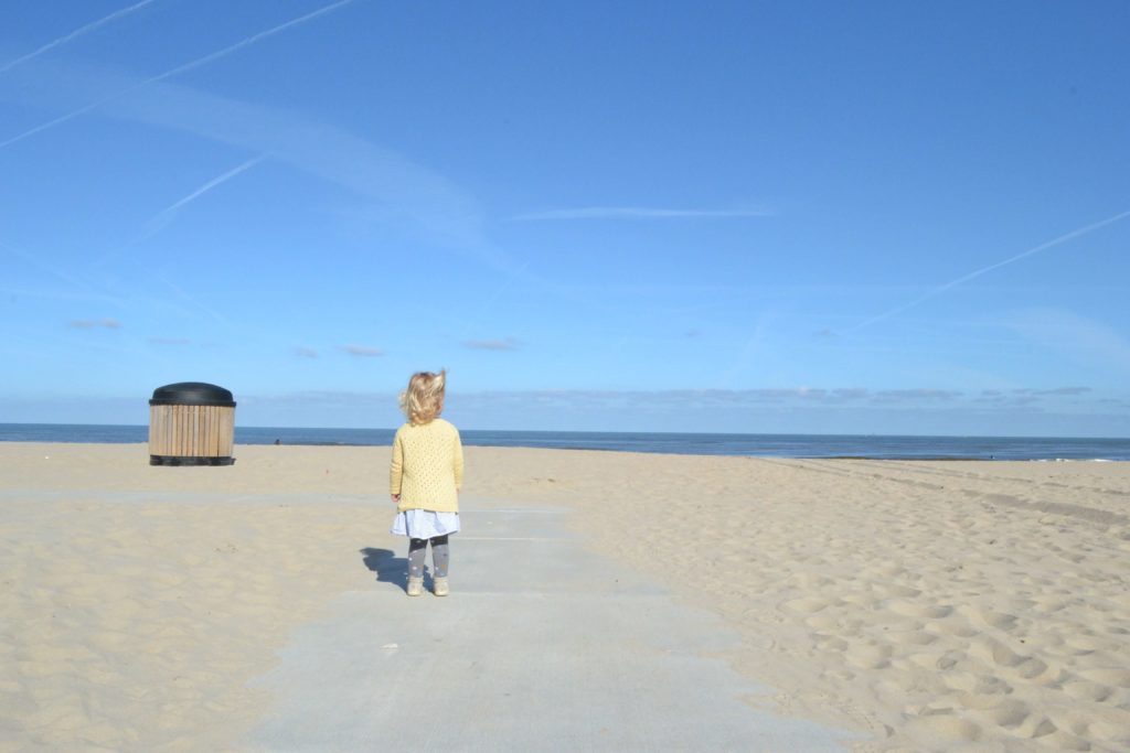 Aagje in haar Anna's Summer cardigan op het strand van Scheveningen