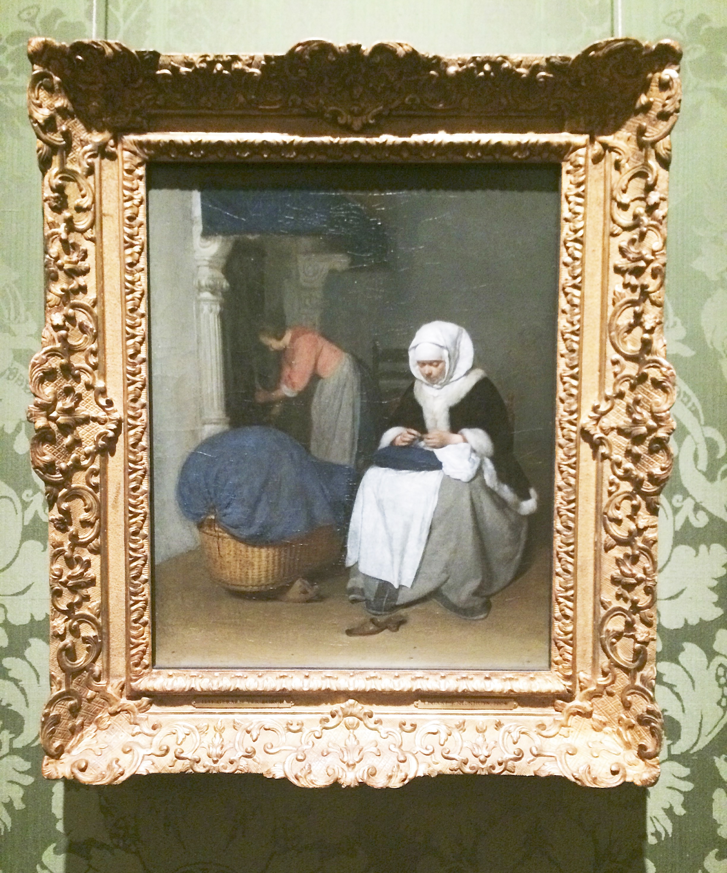 handwerkende vrouw bij een wieg